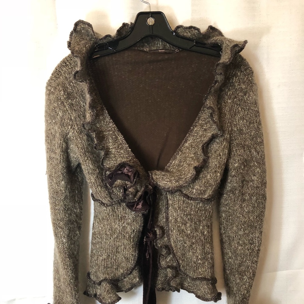 Adorable vintage style sweater. Great Details.